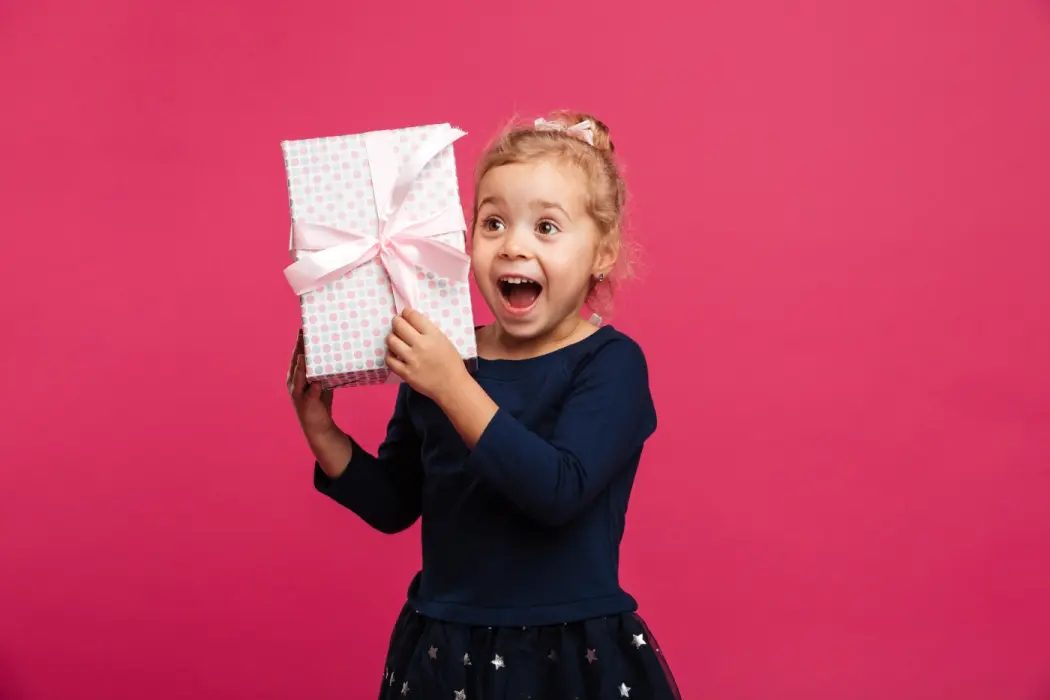 Jak wybrać prezent dla dziecka, który rozwija? Top 3 podarunki, które powinny zwrócić Twoją uwagę