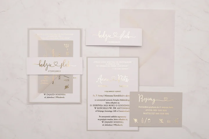 Minimalistyczne zaproszenia ślubne ze złoceniami prezentują się zjawiskowo