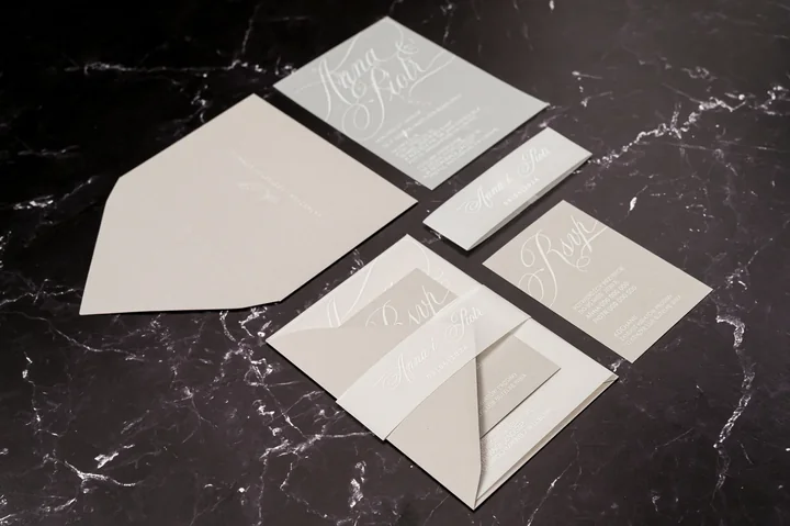 Dobrym pomysłem jest zamówienie zaproszeń z wydrukowanymi imionami i nazwiskami gości