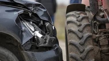 Zderzenie BMW z ciągnikiem w Jagodnem. 26-latek trafił do szpitala
