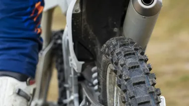 Dwaj nastoletni motocykliści zderzyli się w gminie Kotuń. 16-latek w szpitalu