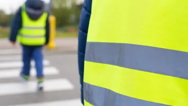 Policjanci pokazali uczniom, dlaczego odblask może uratować życie