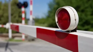 Pociąg nie zatrzyma się jak samochód. Policja w Siedlcach ostrzega