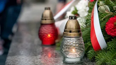 Wieńce i znicze pod pomnikiem Jana Pawła II w Siedlcach