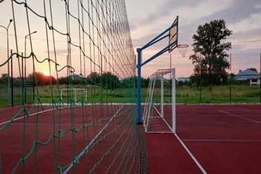 siatka zabezpieczająca, oddzielająca różne strefy obiektu sportowego
