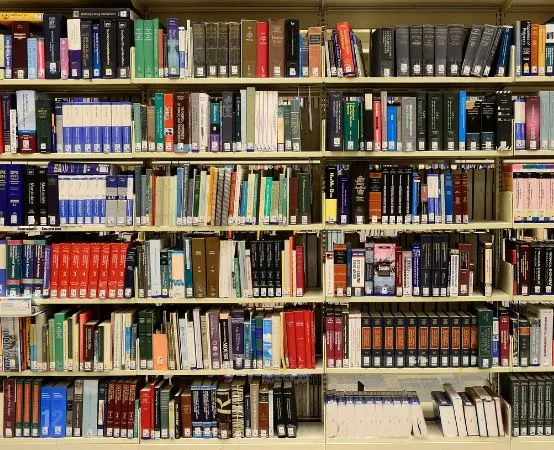 Nowe stanowisko self-check w miejskiej bibliotece ułatwia wypożyczanie książek