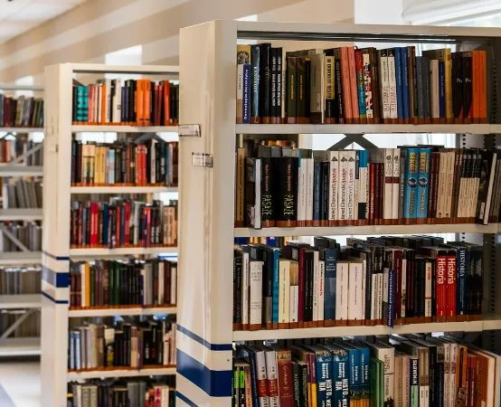 Zofia Stanecka czytała o Basi w parku miejskim dzieciom ze szkoły nr 6