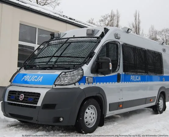 Nietrzeźwy pasażer wyrwał kluczyki, auto w rowie