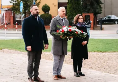 Siedlce oddały hołd ofiarom Smoleńska przy pomniku Lecha Kaczyńskiego