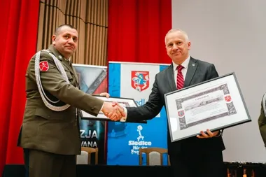 Siedlce zacieśniają więź z wojskiem po wręczeniu statuetek Piechur