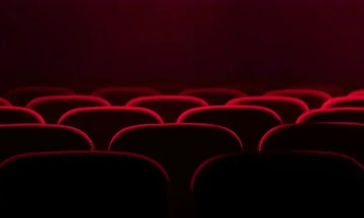 Film mówi więcej niż fabuła. Jak czytać kadry, ciszę i sekrety bohaterów