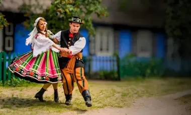 Folklor wraca do miasta - i wchodzi do naszych domów, szaf i kuchni
