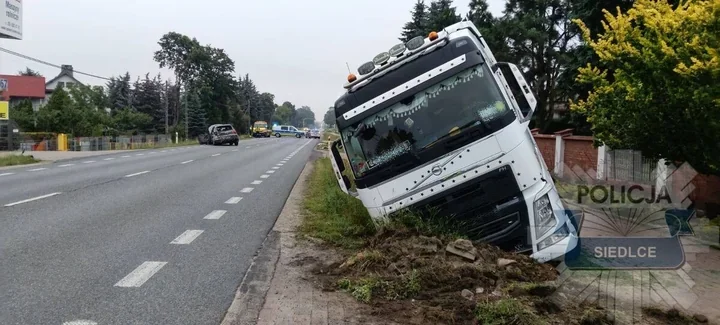 Groźne zderzenie w Nowych Iganiach. Volkswagen wjechał pod ciężarowe Volvo