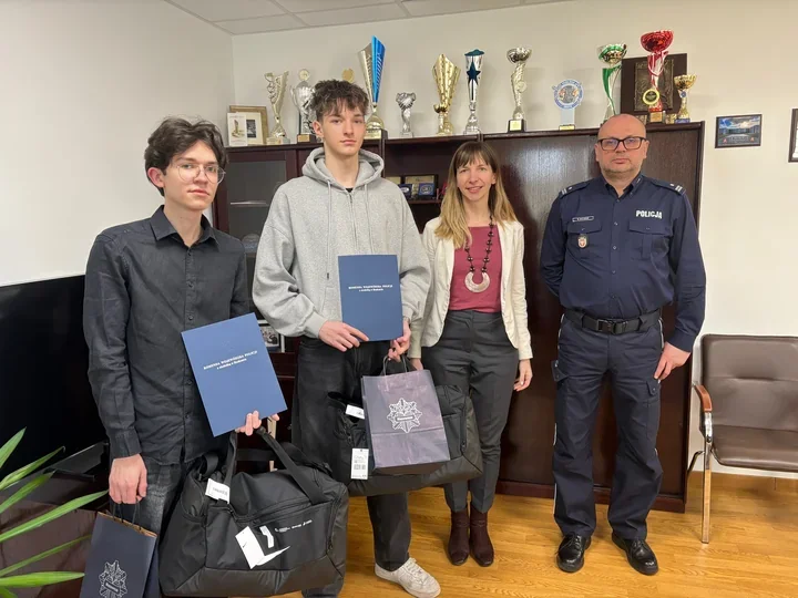 Uczniowie z Siedlec nagrodzeni w gabinecie komendanta - 226 prac w konkursie