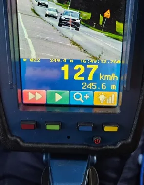 Jechał na wesele, w terenie zabudowanym pędził 127 km/h. Stracił prawo jazdy