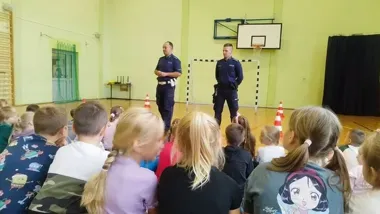 Jedna chwila nieuwagi na drodze - policjanci ostrzegli dzieci w Krześlinie