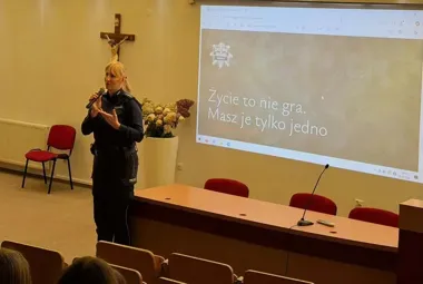 Presja grupy i przemoc rówieśnicza. O tym rozmawiali policjanci z uczniami w Siedlcach