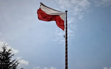 Biało-czerwona nie zawsze oznacza flagę. MSWiA przypomina zasady