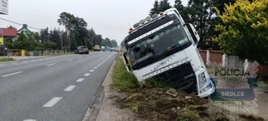 Groźne zderzenie w Nowych Iganiach. Volkswagen wjechał pod ciężarowe Volvo