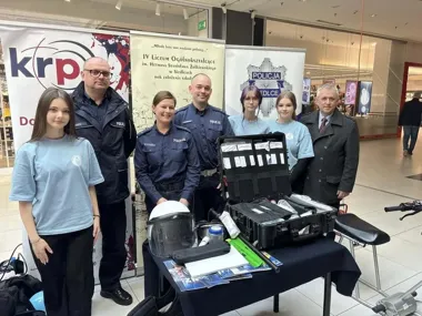 Kiermasz w Galerii Siedlce zebrał na defibrylator - policja stanęła przy stoisku