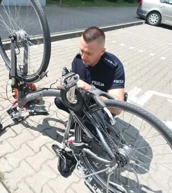 Siedlecka policja szykuje pułapkę na złodziei rowerów przed komendą
