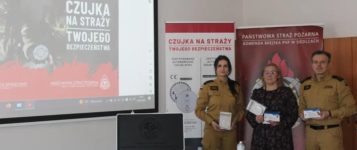 Strażacy rozdają czujki - MSWiA wysłało sprzęt do powiatu siedleckiego