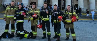Strażacy z Siedlec wbiegli na 30. piętro PKiN w pełnym umundurowaniu